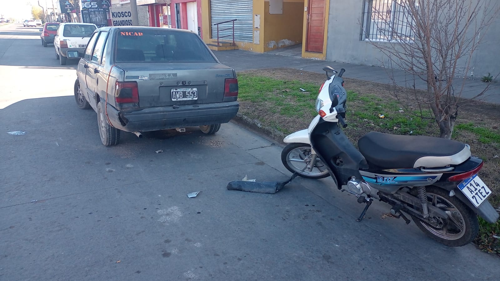 Motociclista Embisti A Ciclista Y Colision Con Un Auto Estacionado